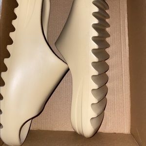Yeezy slide desert sand size 9